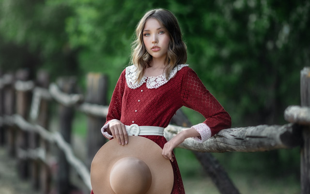 Woman red dress brown hat free wallpaper - medium preview image