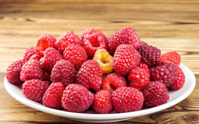 Raspberry plate wooden table closeup free wallpaper - medium preview image