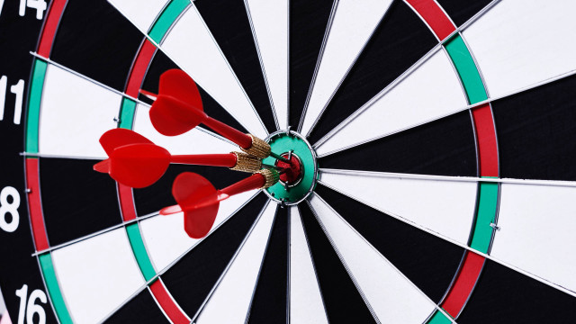 Dartboard bullseye redarrow symmetry abstract free wallpaper - medium preview image