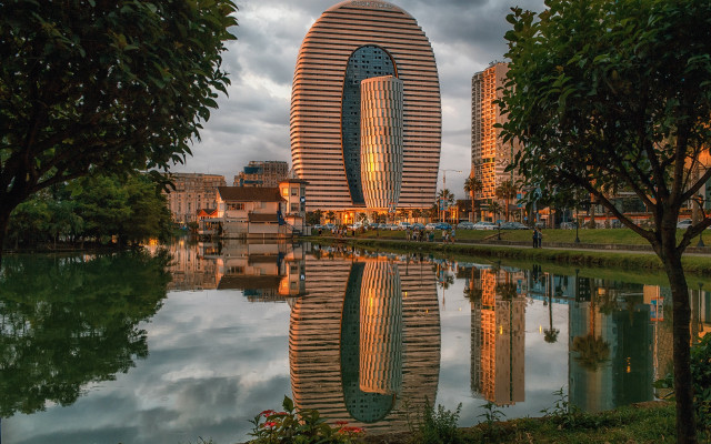 Curved building reflection abstract architecture free wallpaper - medium preview image