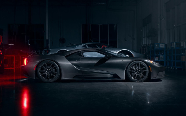 Black sports car red light #7 free wallpaper - medium preview image