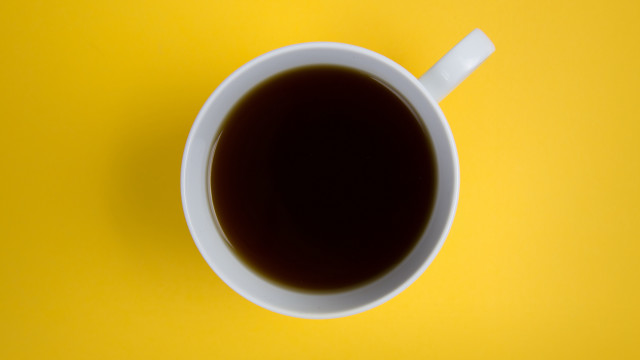 Coffee spoon yellow gradient minimalist free wallpaper - medium preview image