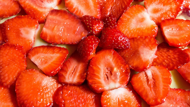 Strawberries plate knife fork aya free wallpaper - medium preview image