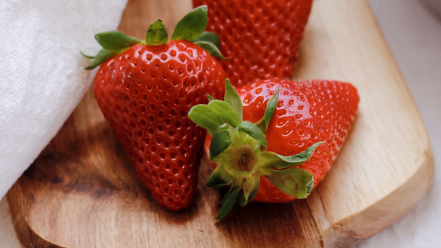 Strawberries cuttingboard cloth white towel free wallpaper - medium preview image