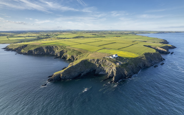 Small island lighthouse ocean tiltshift free wallpaper - medium preview image