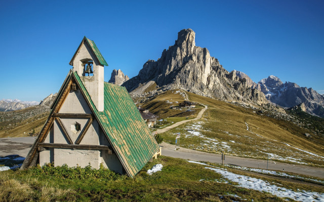 Small house mountain side road free wallpaper - medium preview image