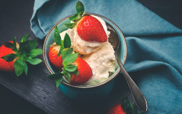 Ice cream strawberries blue cloth free wallpaper - medium preview image