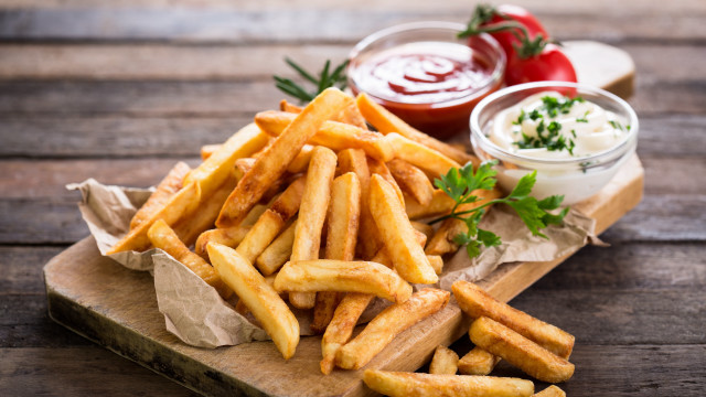 Wooden tray french fries dips free wallpaper - medium preview image