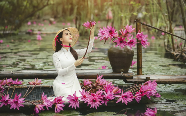 Woman hat rowing flowers lily free wallpaper - medium preview image