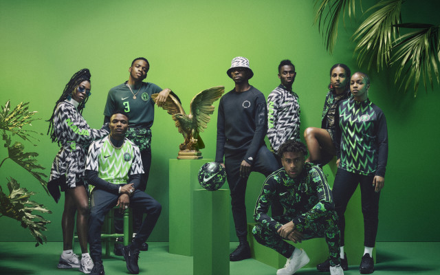 Group of people green wall free wallpaper - medium preview image