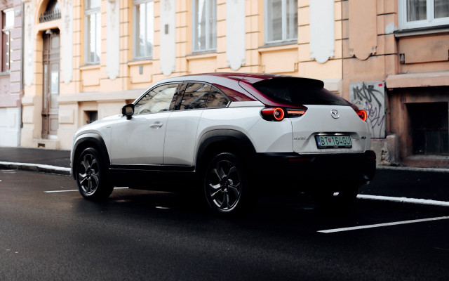 White suv graffiti building red free wallpaper - medium preview image