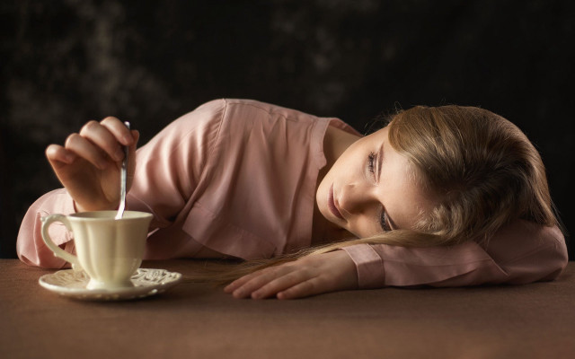 Little girl coffee spoon black free wallpaper - medium preview image