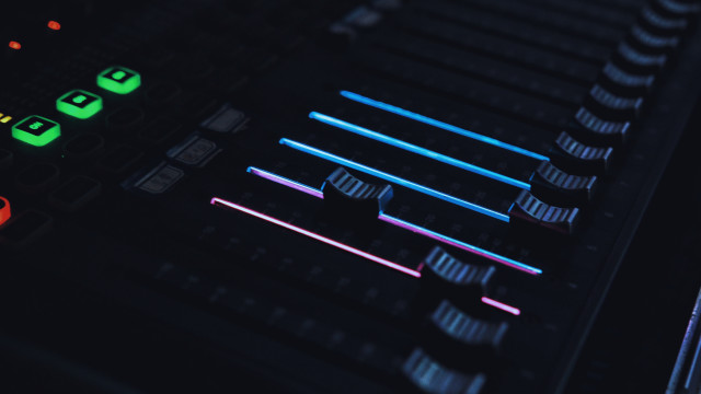 Soundboard mic 3d render redshift free wallpaper - medium preview image