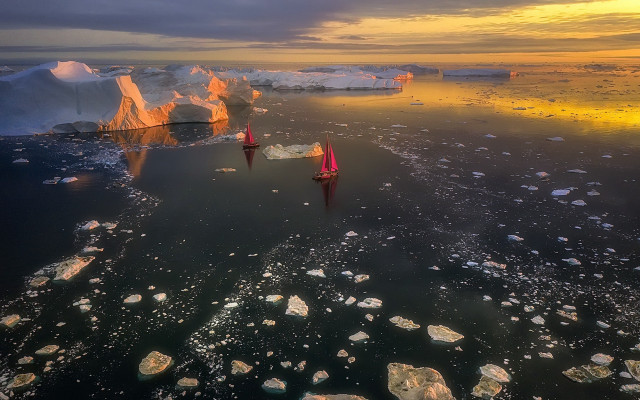 Icebergs ocean distant aurora fireworks free wallpaper - medium preview image