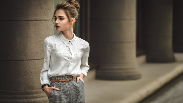 Elina karimova fashion polka dots free wallpaper - medium preview image