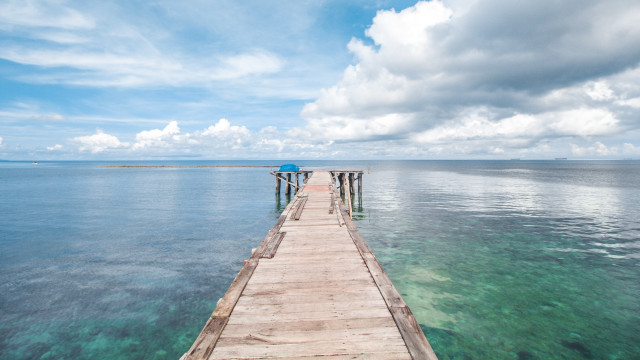 Pier ocean sky clouds figure free wallpaper - medium preview image