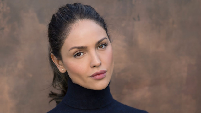 Woman black turtleneck brown background free wallpaper - medium preview image