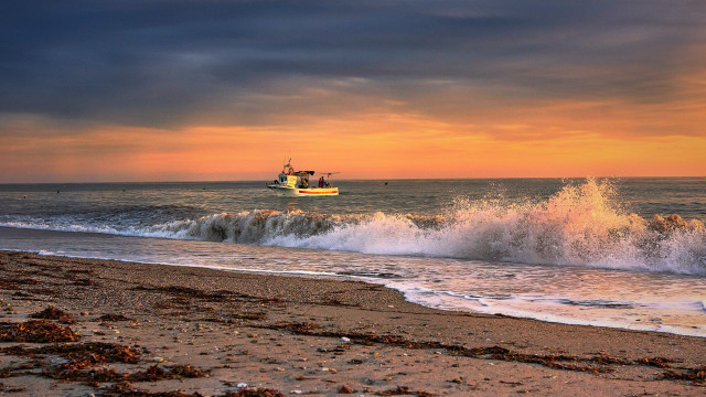 Sunset ocean boat waves shore free wallpaper - medium preview image