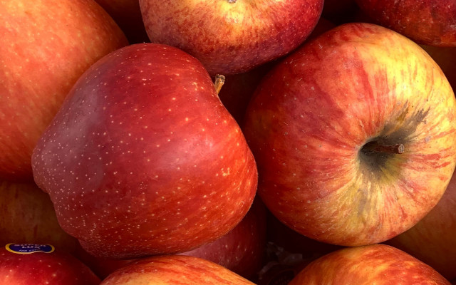 Red apples tabletop yellow spot free wallpaper - medium preview image