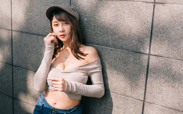 Woman hat jeans wall bathroom free wallpaper - medium preview image