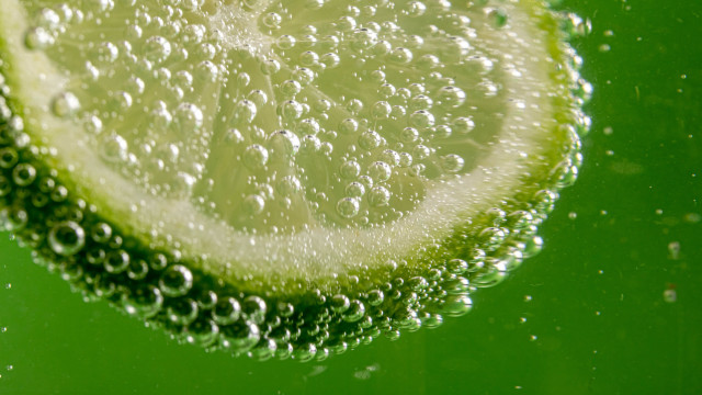 Lime slice water bubbles green free wallpaper - medium preview image