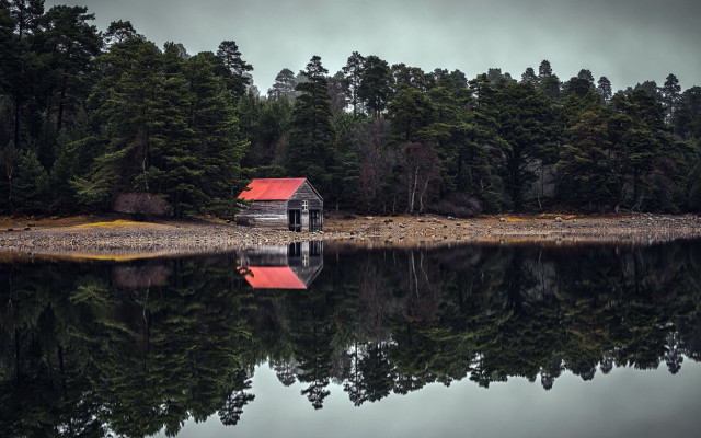 Small cabin lake reflection red free wallpaper - medium preview image