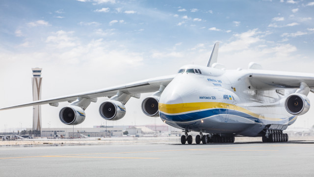 Large jetliner airport tarmac cloudy free wallpaper - medium preview image