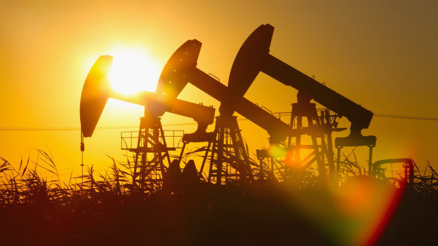 Sunset oilpumps fence silhouette twilight free wallpaper - medium preview image