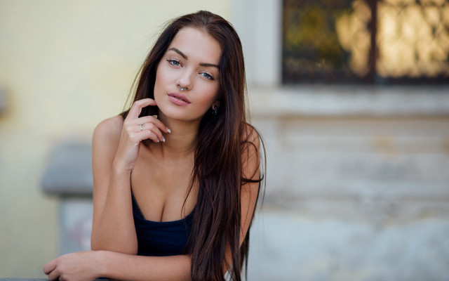 Eszter mattioni portrait blurry bench free wallpaper - medium preview image