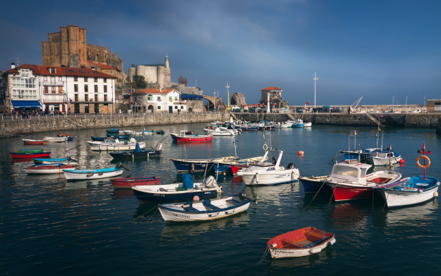 Harbor boats city sunny day free wallpaper - medium preview image