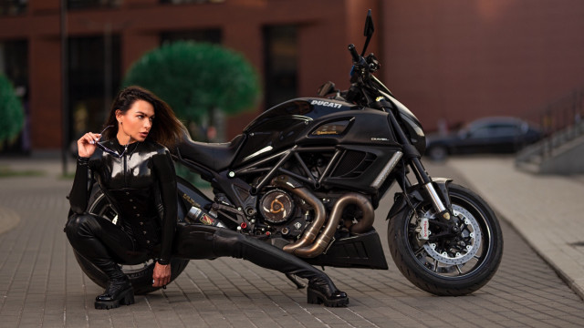 Woman motorcycle cyberpunk brownhair blurry free wallpaper - medium preview image