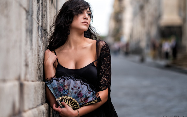 Woman leaning wall fan city free wallpaper - medium preview image