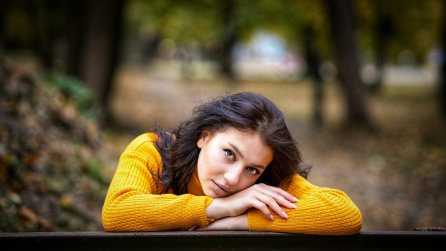 Eszter mattioni park portrait blurry free wallpaper - medium preview image