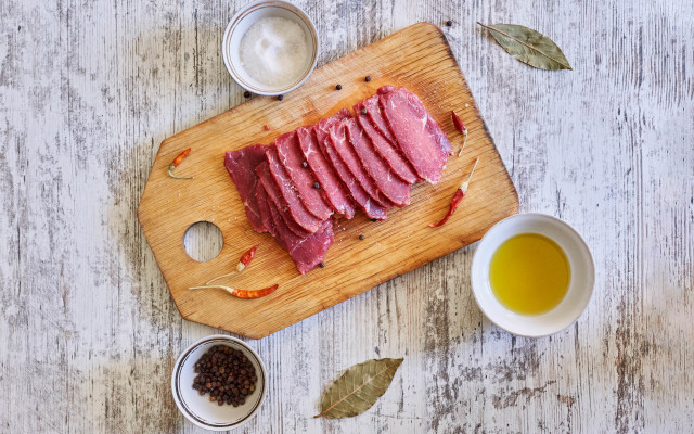 Cuttingboard slicedmeat spices tea spoon free wallpaper - medium preview image