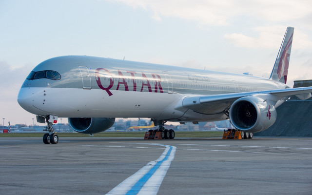 Jetliner airport tarmac ramp building free wallpaper - medium preview image