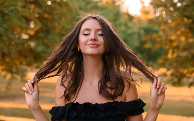 Woman longhair park christmas blurry free wallpaper - medium preview image
