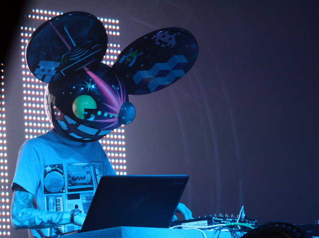 Mickey mouse head laptop party free wallpaper - medium preview image