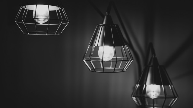 Three hanging lights dark room free wallpaper - medium preview image
