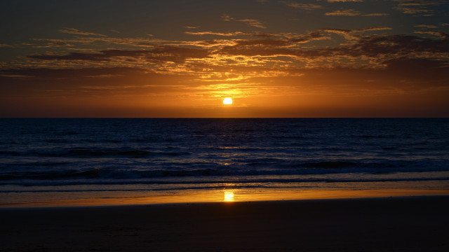Sunset ocean beach figure gradient free wallpaper - medium preview image