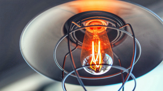 Light bulb wire raytraced studio free wallpaper - medium preview image