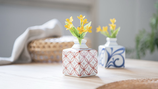 Table vases basket flowers beach free wallpaper - medium preview image