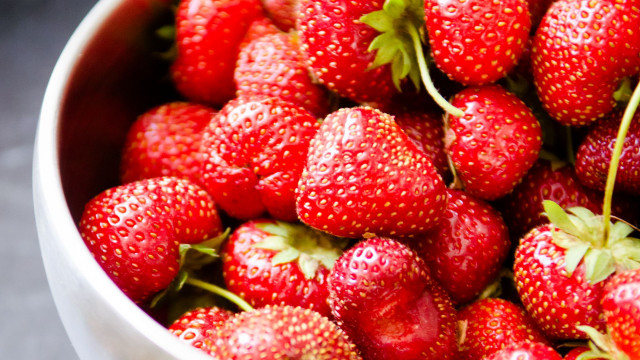 Strawberry bowl impessionism delaunay puzzle free wallpaper - medium preview image