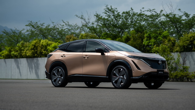 Beige nissan suv parking lot free wallpaper - medium preview image