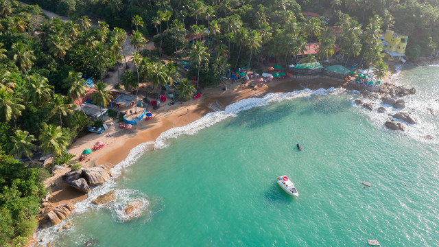 Boat beach palm house tiltshift free wallpaper - medium preview image