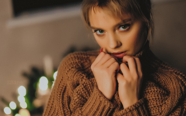 Romantic portrait blueeyes sweater blurry free wallpaper - medium preview image