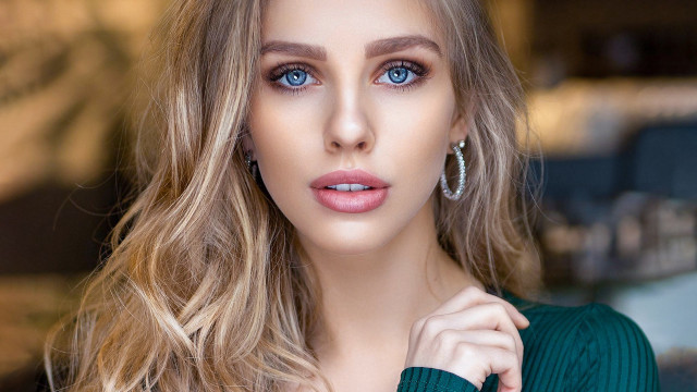 Eszter mattioni blue eyes green free wallpaper - medium preview image