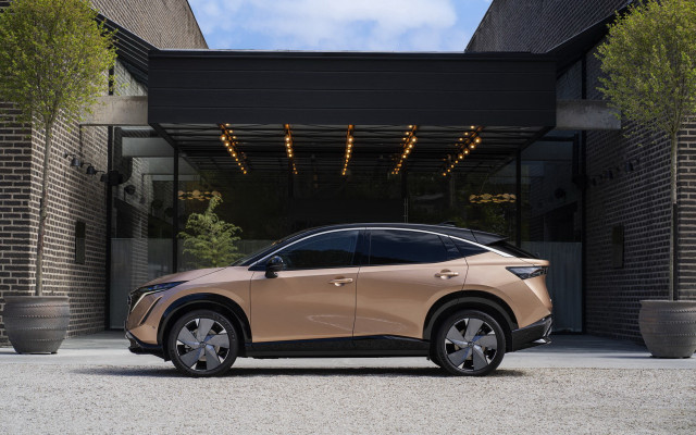 Beige car building sky city free wallpaper - medium preview image
