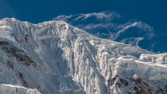 Mountain snowboarder cloudy sky precisionism free wallpaper - medium preview image