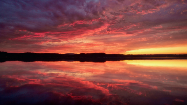 Sunset water reflection clouds cityscape free wallpaper - medium preview image