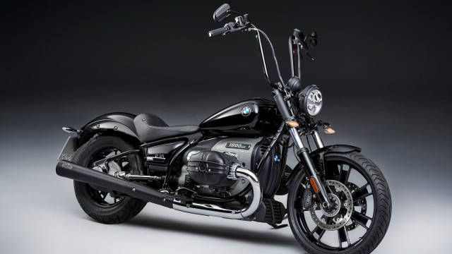 Black motorcycle dark room gradient free wallpaper - medium preview image